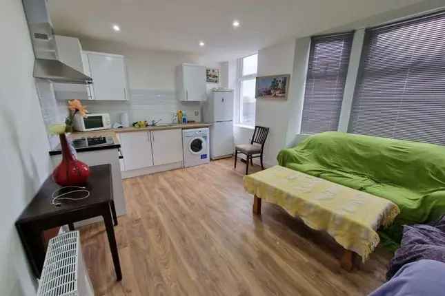 Flat for Sale in Bute Street Butetown CF10 Modern Amenities Near Cardiff Bay