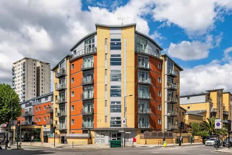 Modern One Bedroom Ground Floor Flat with Private Patio