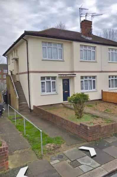 Lovely 2 Bed Flat with Garden - Small Family Home