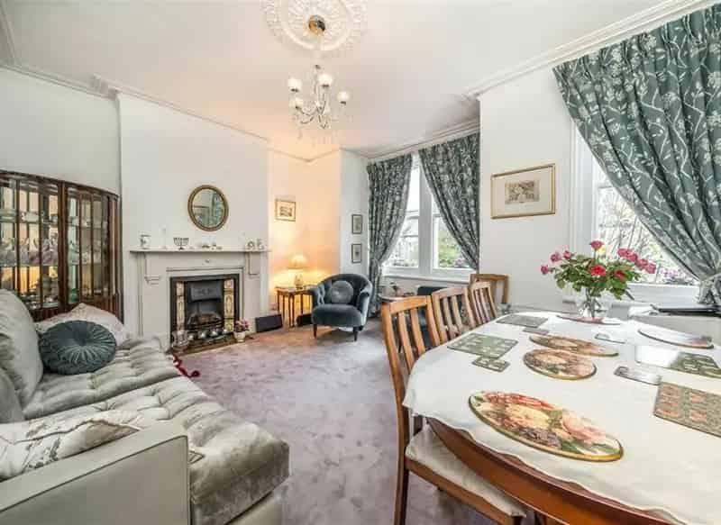 Clapham Common Period Conversion Two Double Bedrooms