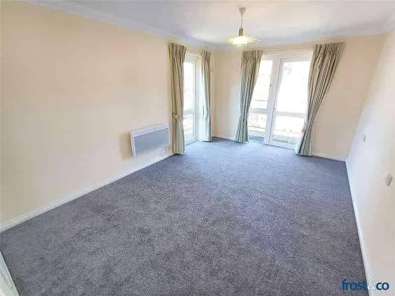 2 bed flat for sale