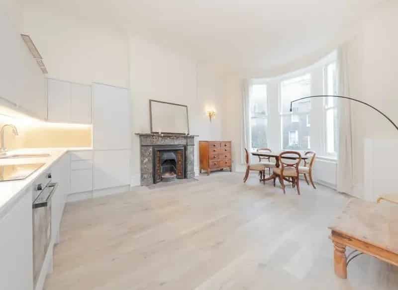 2-Bedroom Refurbished Flat in Brook Green High Ceilings Period Features
