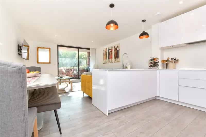 3 Bedroom Luxury Apartment for Sale Near Reedham Station