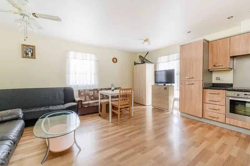 1 Bedroom Flat Near Clapton Overground Station