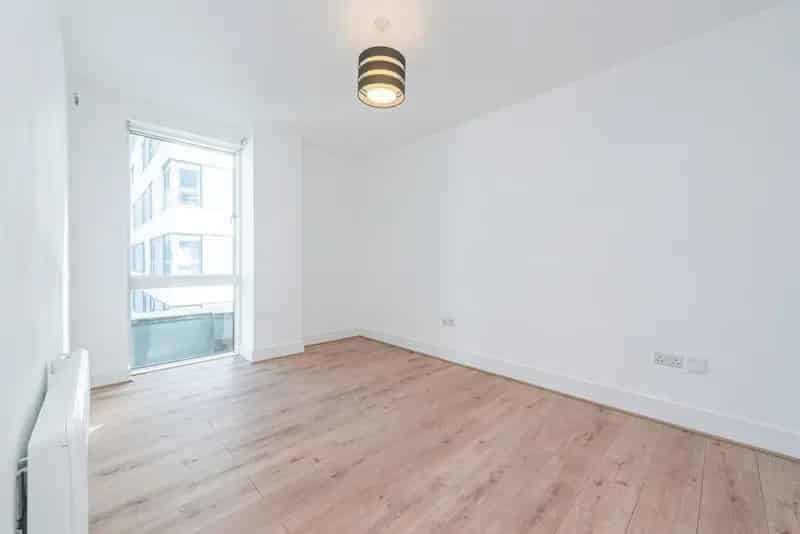 1 Bedroom Flat for Sale Near Town Centre