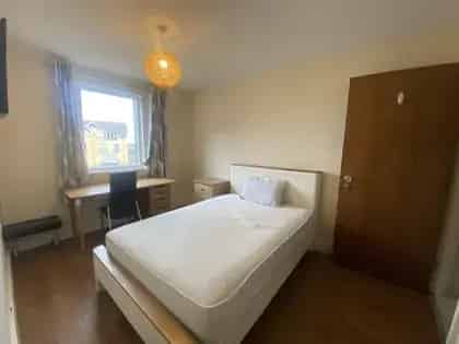 2 Bed Furnished Flat Cardiff Bay Parking Included