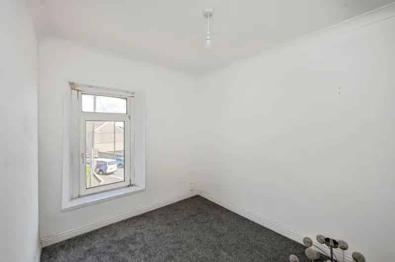 3 Bedroom Mid Terrace House For Sale