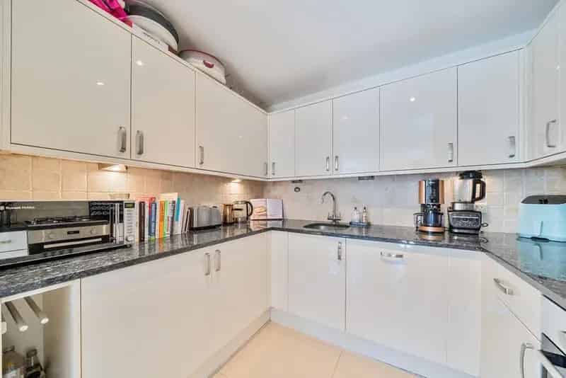 2 Bed 2 Bath Apartment Putney with Parking