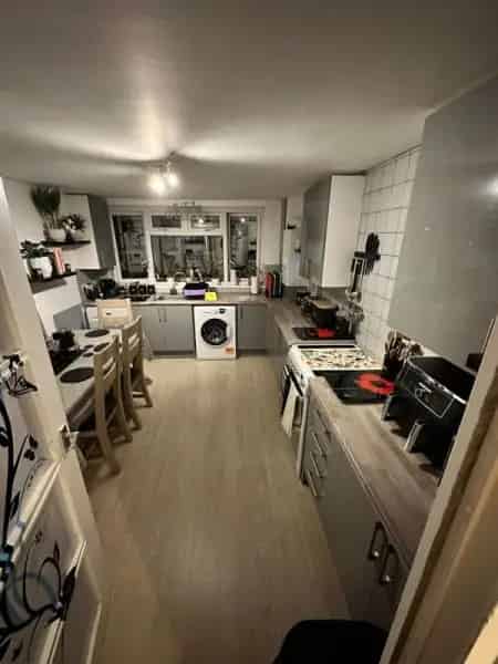2 Bedroom Flat Near Town Centre Large Loft New Kitchen