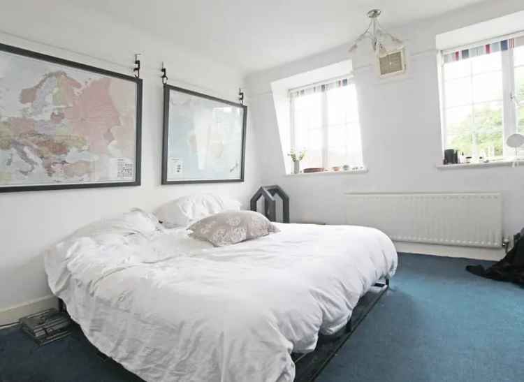 Flat For Sale in Kew Road, London, England