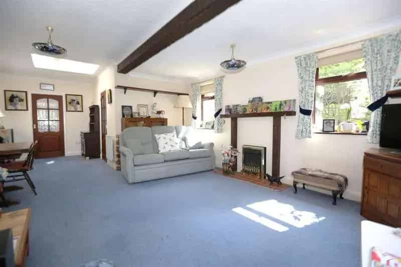 4 Bed Detached House with Annexe Large Garden Garage Workshop