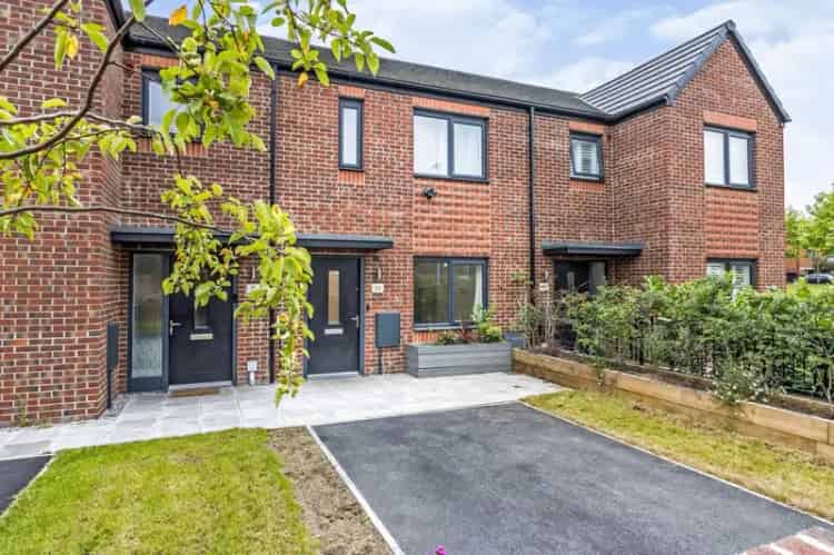 2 Bedroom Mid Terrace House to Rent Manchester M4