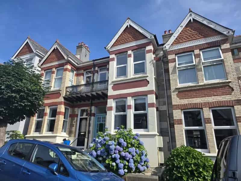 2 Bed 1st Floor Apartment - Newly Carpeted and Modern