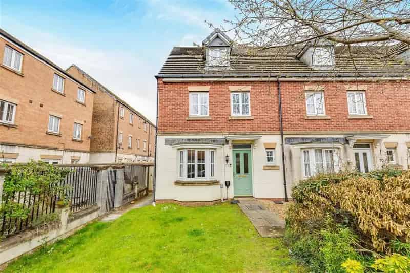 4 Bedroom End of Terrace House for Sale
