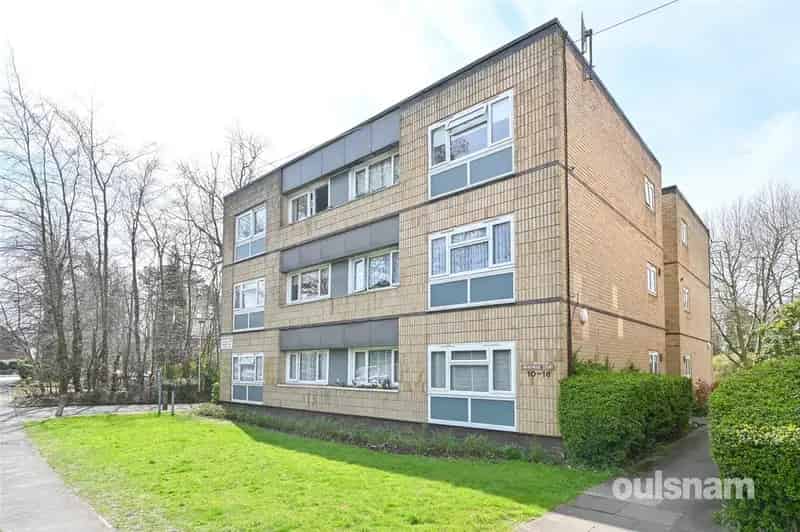 1 Bedroom Top Floor Apartment Near QE Hospital Harborne Birmingham