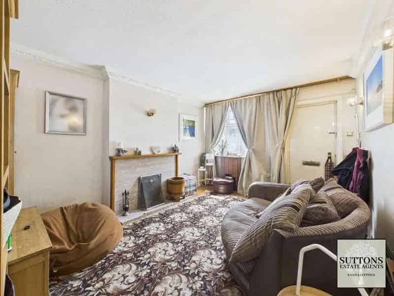 Spacious 4 Bed End-Terrace House For Sale