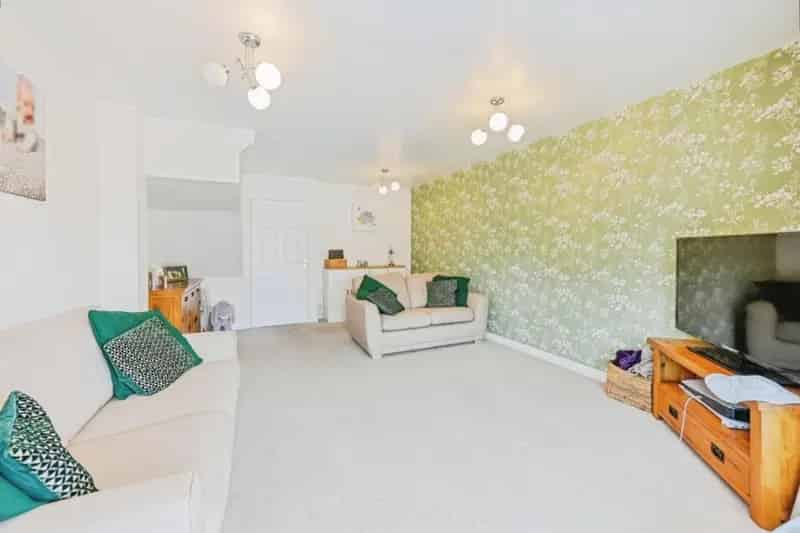 3 Bed Mid Terrace House For Sale