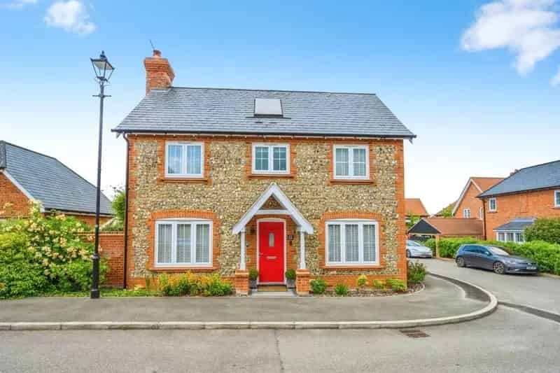 Four Bedroom Detached House Farm End Leverstock Green