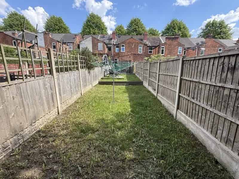 2 Bedroom Terraced House to Rent Near Transport Links and Amenities