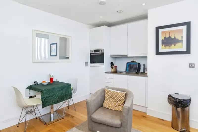Spacious Studio Apartment in Skyline Development Slough High Street