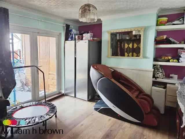 3 Bed Semi-Detached House with Garden and Ample Parking