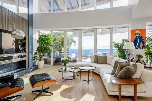 Flat for sale in Arena Tower, 25 Crossharbour Plaza E14