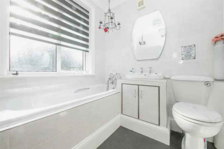 3 Bed Extended Detached House East Ipswich Outskirts Garage Parking