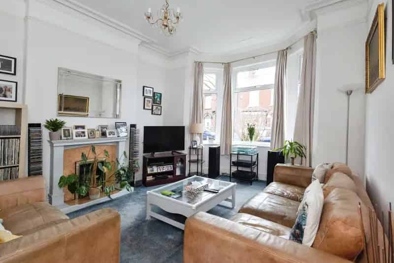 Four Bedroom End Terrace House Near Schools and Transport Links
