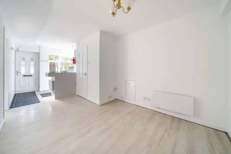 2 Bed Flat for Sale in Maidenhead Near Station