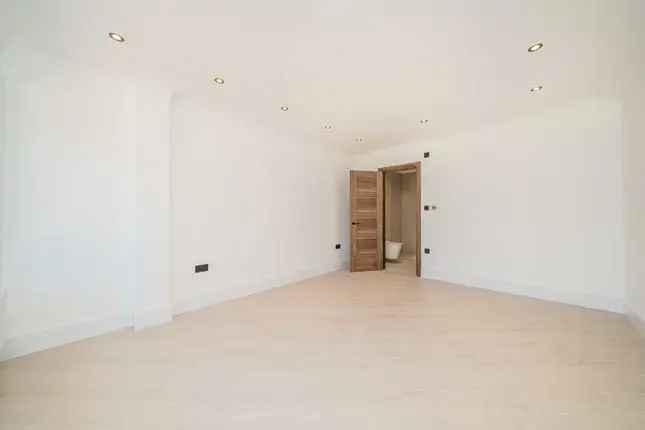 5 Bedroom Detached House for Sale in London SW15