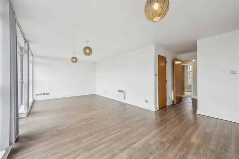 2-Bed Modern Apartment Near Glasgow City Centre with Parking and Balcony