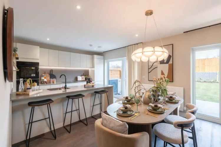 4 Bedroom Link Detached House for Sale