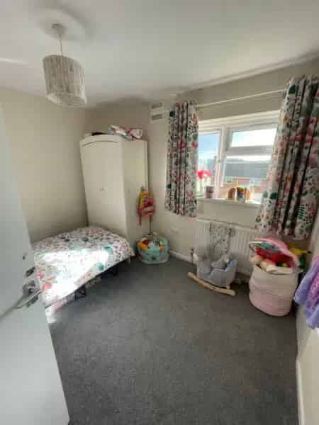 2 Bed House with 2 Toilets and Gardens
