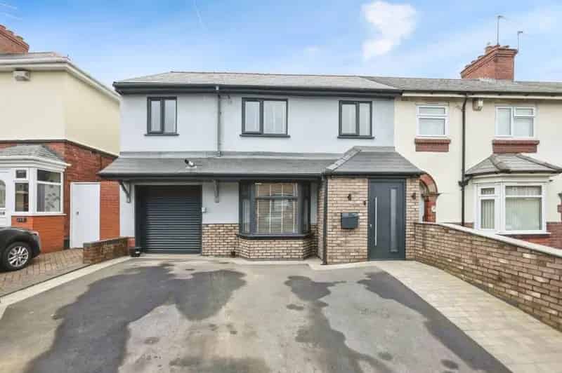 4 Bedroom House with Garage and Garden