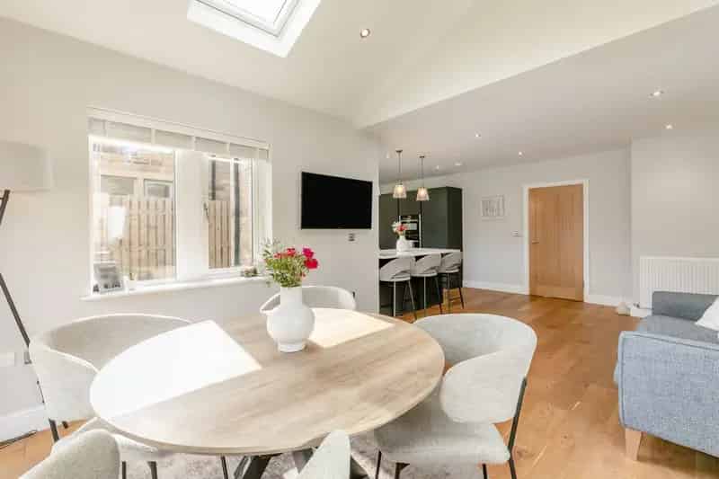 6 Bedroom Detached House for Sale Near M1