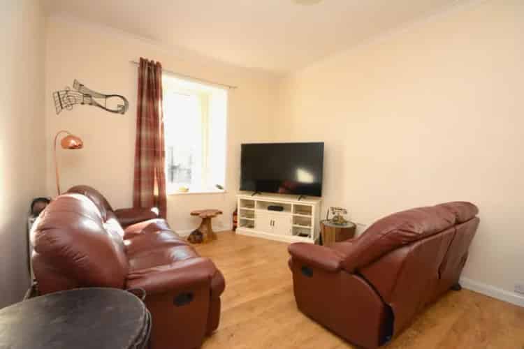 Dunipace Sandstone Upper Flat - Large Double Bedroom, Refurbished