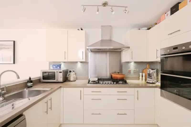 4 Bedroom Semi-Detached House with Garage and Landscaped Garden