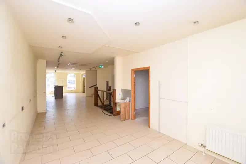Commercial Property For Lease Three Story Building High Standard Finish