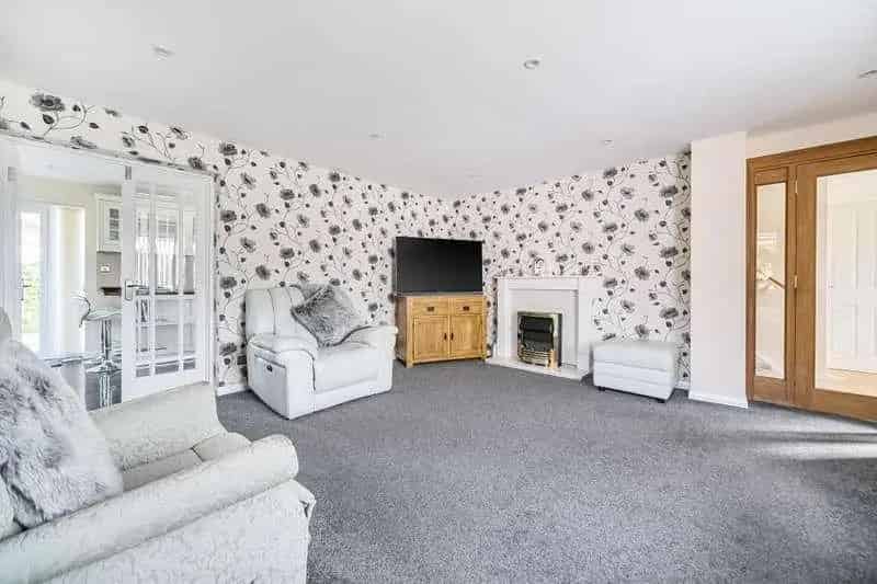 3 Bedroom Detached House for Sale Lightwater