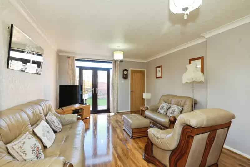 3 Bedroom House Knutsford Modern Kitchen Garden Parking