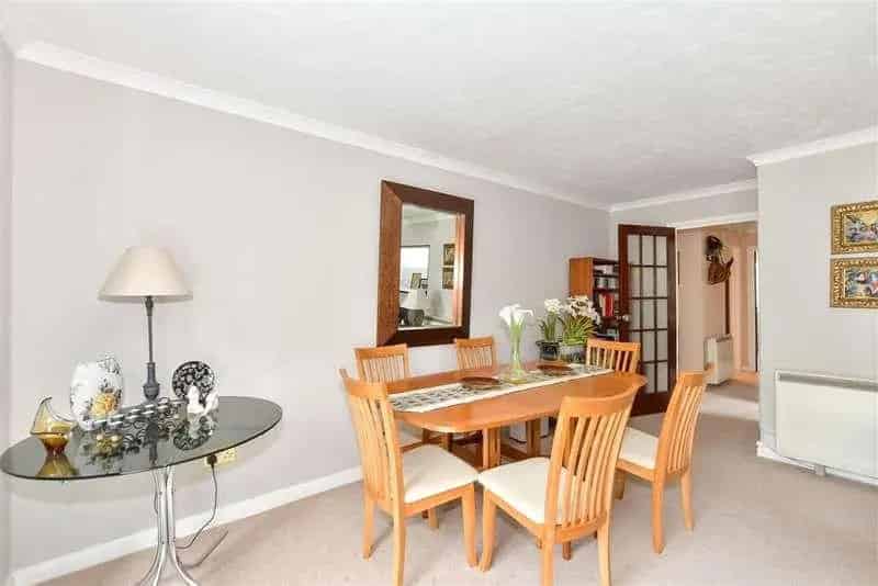 2 Bed Flat for Sale Near Amenities