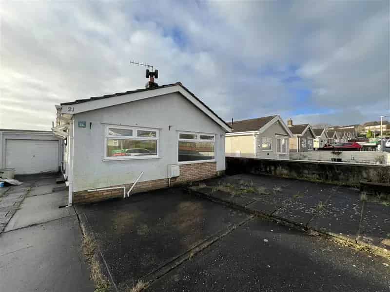 2 Bedroom Detached Bungalow with Driveway and Garage