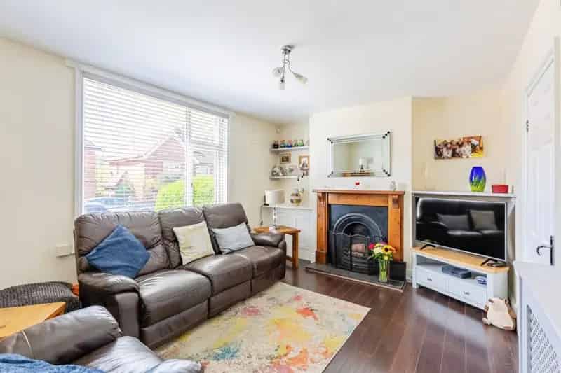 Three Bedroom Family Home Modern Fitted Kitchen En Suite Garden