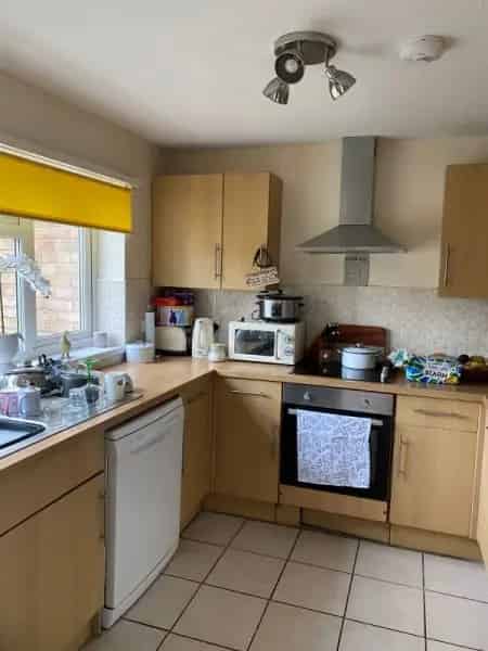 Three Bed House Near Shops