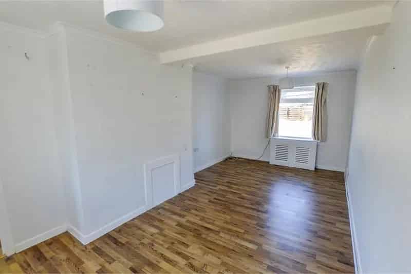 2 Bed Semi Detached House with Garden and Parking