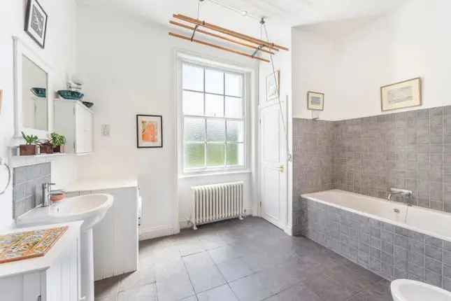 Maisonette for sale in Caledonian Road, Islington N1