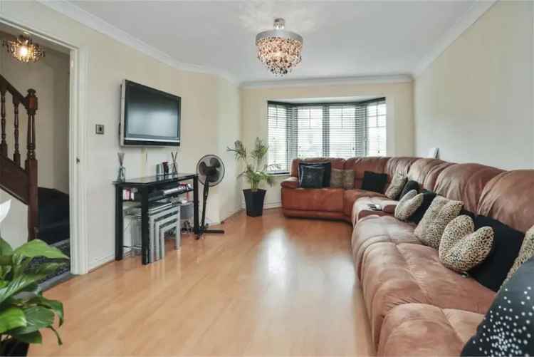 4 Bed House - Detached with 2 Reception Rooms