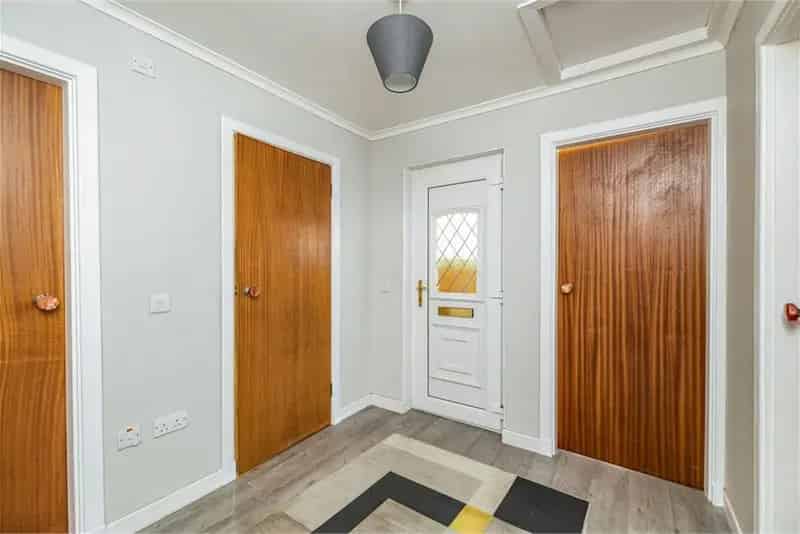 2 Bed Flat - Second Floor with 1 Reception Room