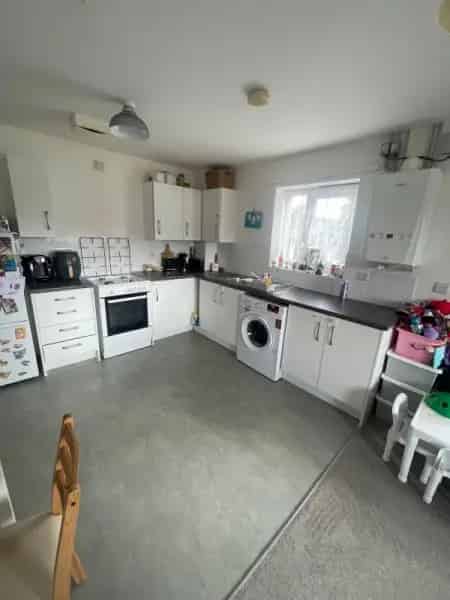2-Bedroom Ground Floor Flat Near Town Center