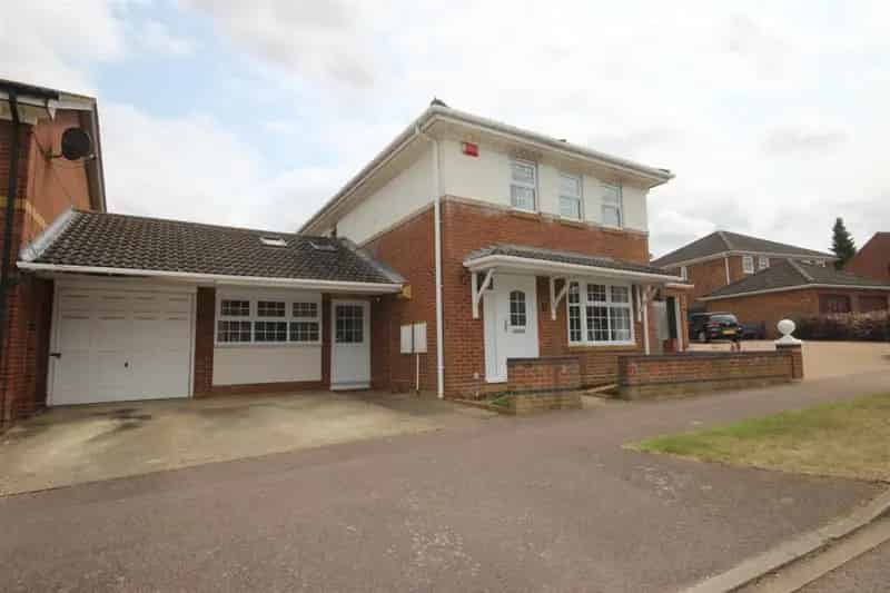 4 Bedroom Link Detached House for Sale